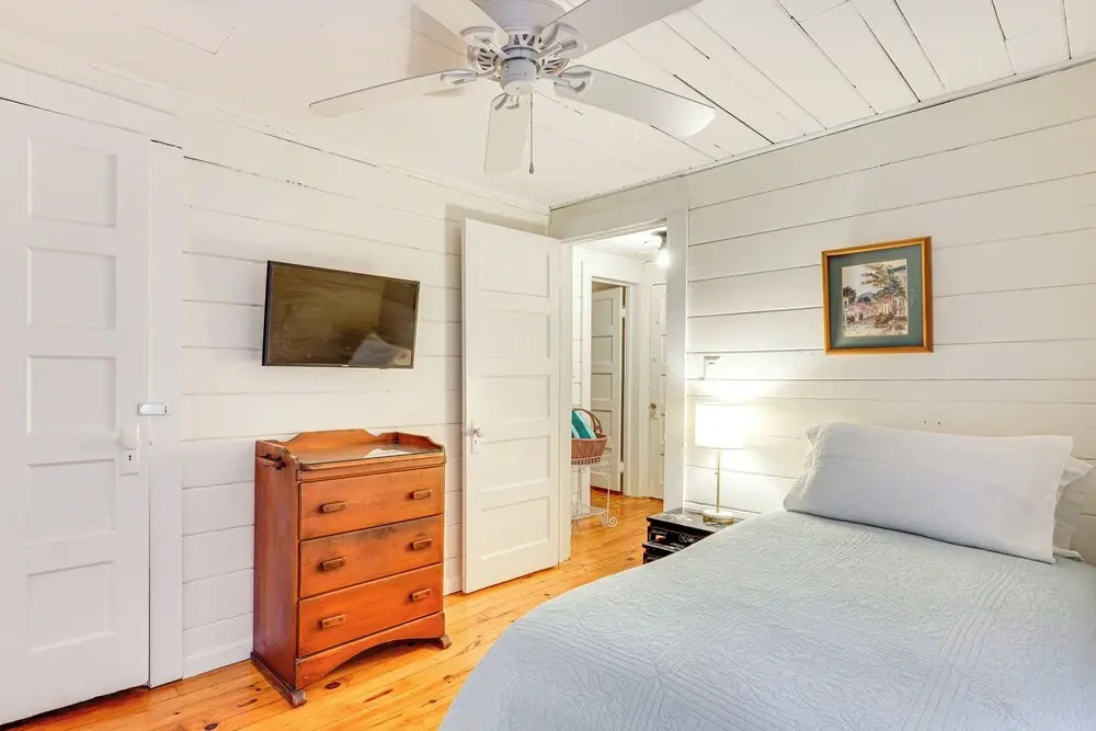 Isle of Palms Getaway w/ Patio, Walk to Beach!