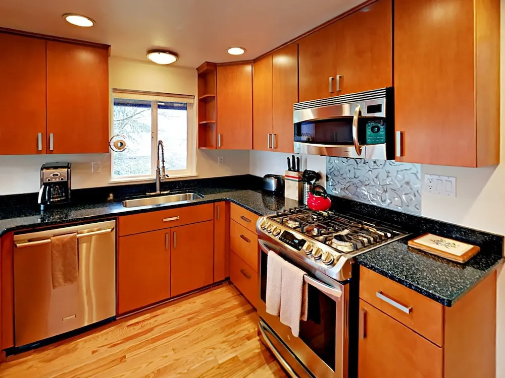 3BR Mountain View House in Seattle by RedAwning