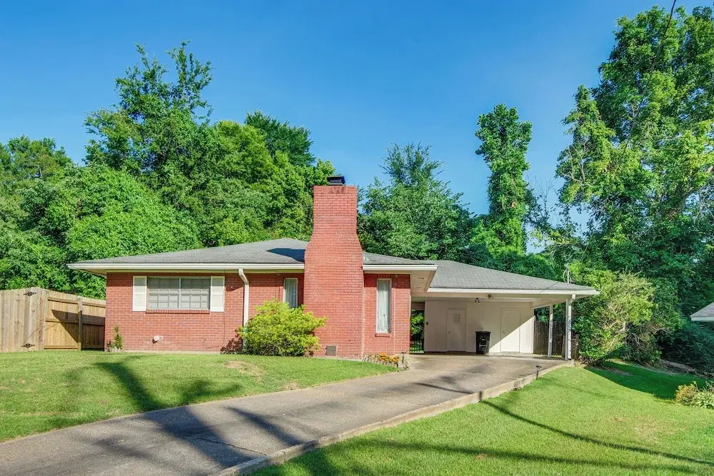 Inviting Vicksburg Home w/ Patio + Charcoal Grill!