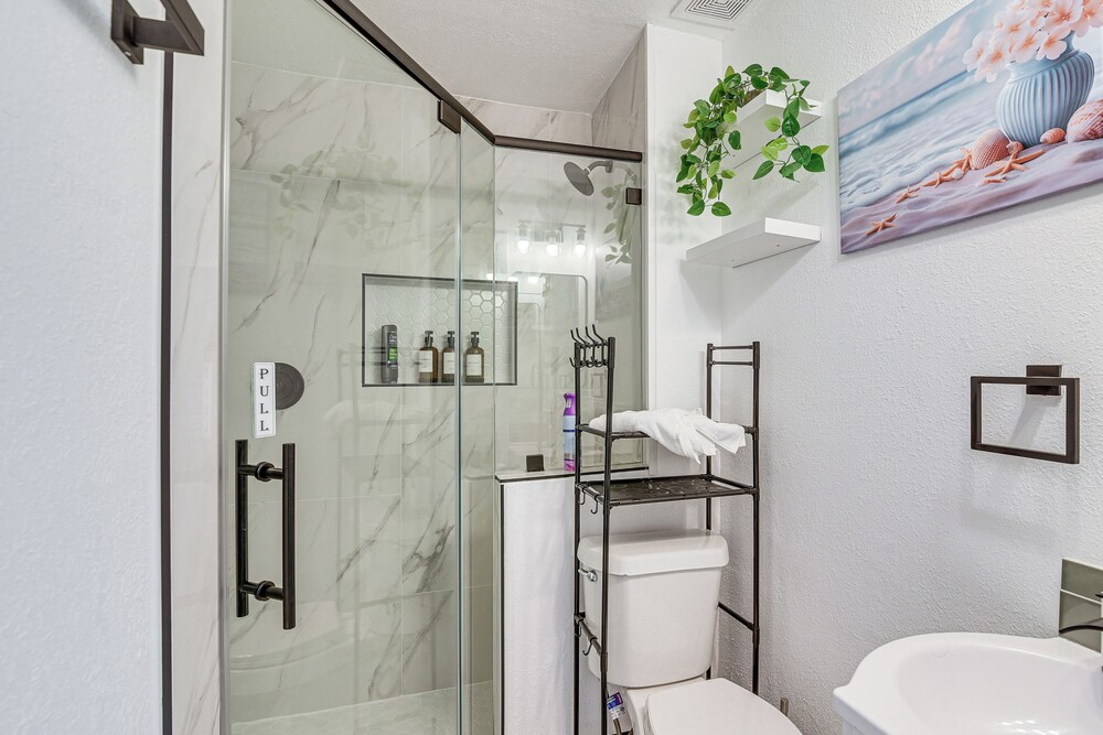 1/2 Mi to Sylvan Beach Park! Chic Townhome w/ Yard