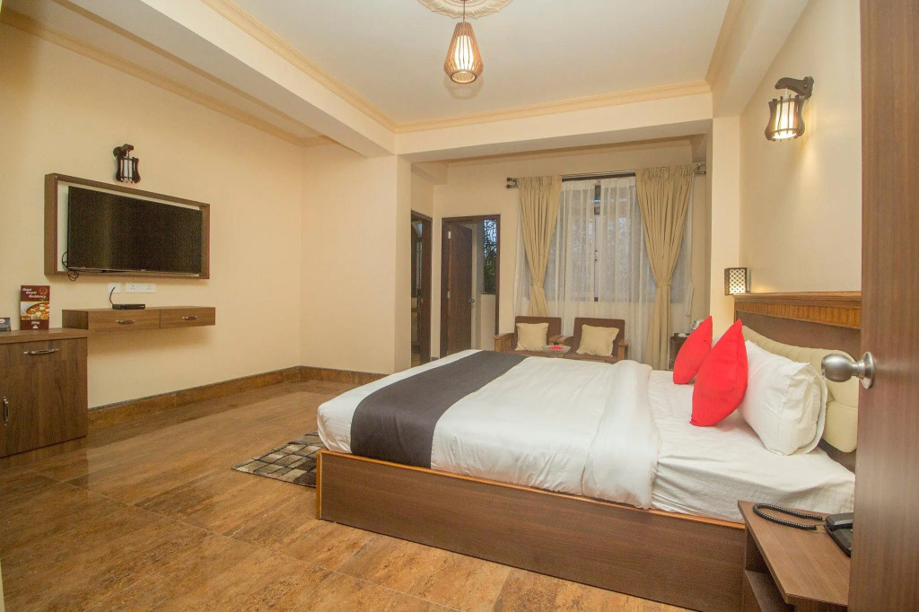Townhouse OAK Hotel Regal Residency