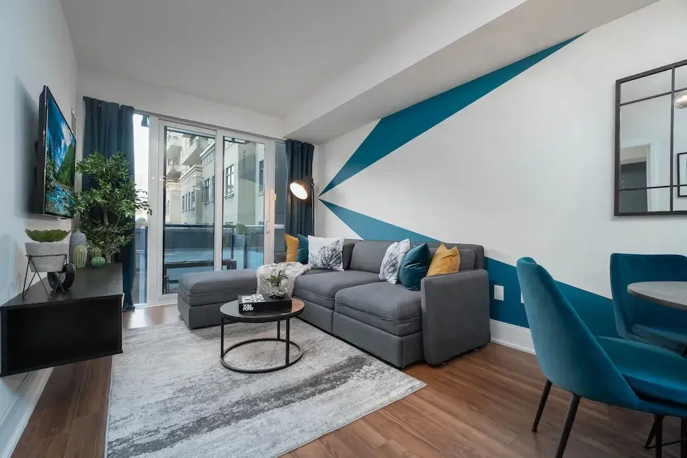 Peter St - Downtown Suite with Balcony