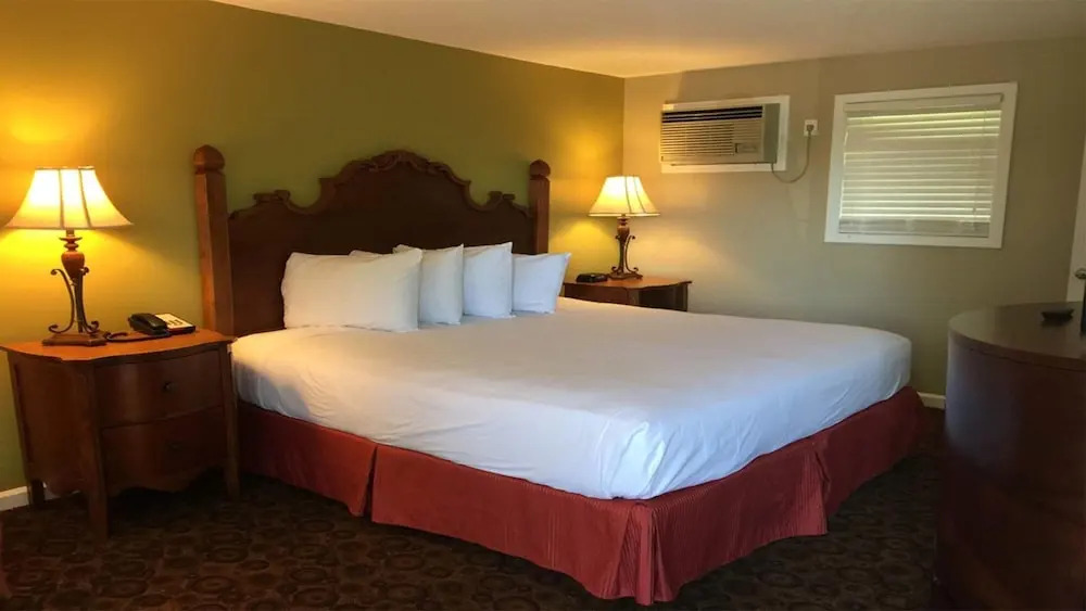 Inn by the Lake Gilbertsville Hotel
