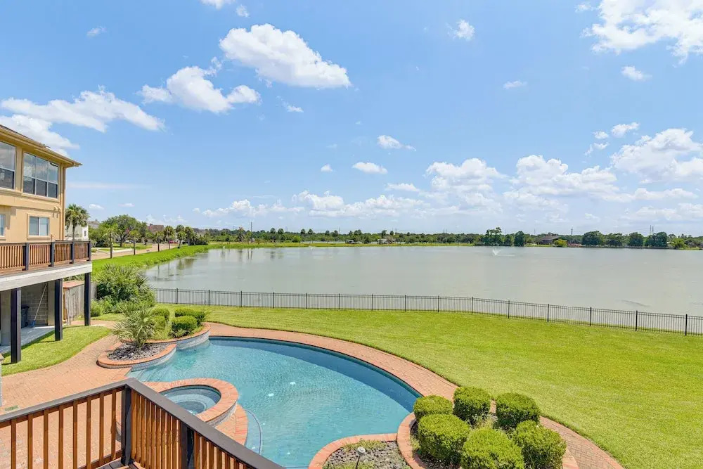 Lakefront Houston House - 1 Mi to Space Center!