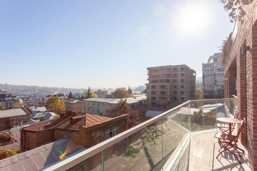 Spacious 3 BedroomR and 2 balcony Apartment in the city center
