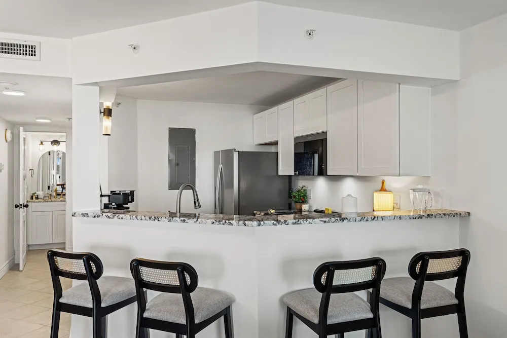 The Summerhouse! Beachfront 2BR Condo, Sleeps 8, Gulf Views