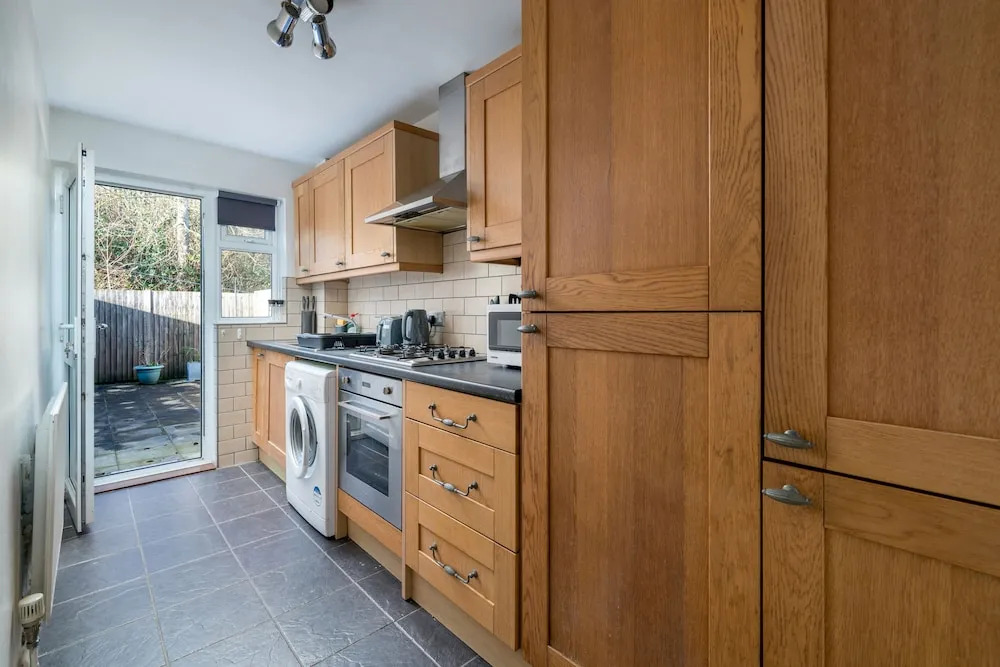 Crawley Pet Friendly 1-Bedroom Apartment