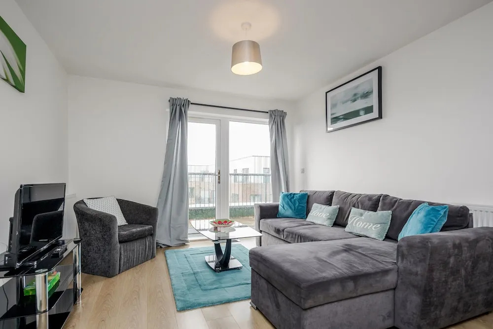 Impeccable 2-bed Apartment in Romford