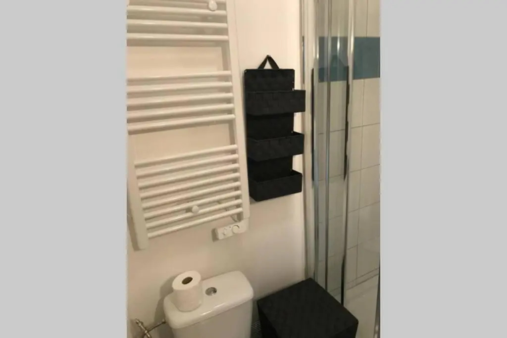 POILUS : Studio neuf avec PARKING