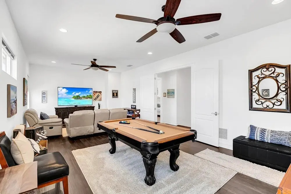 Upscale Private Home 10-min Walk to Canova Beach