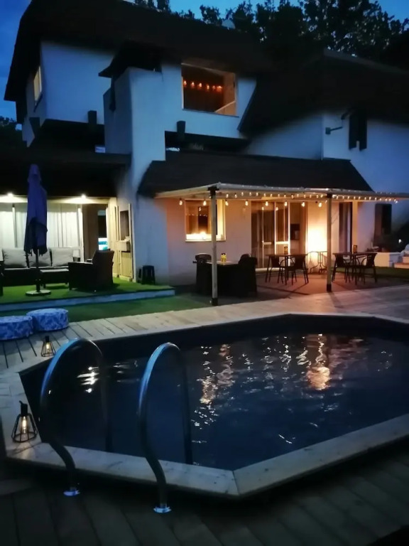 LAPAUSEDEGOUT piscine chambres climatisées terrasse table dhôtes