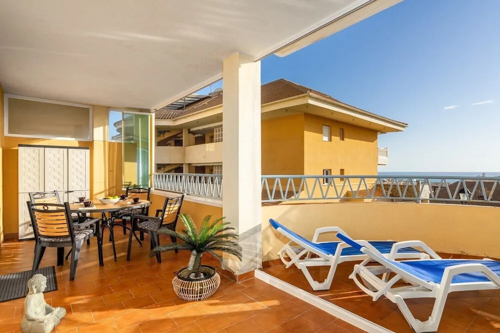 Stunning flat with open pool