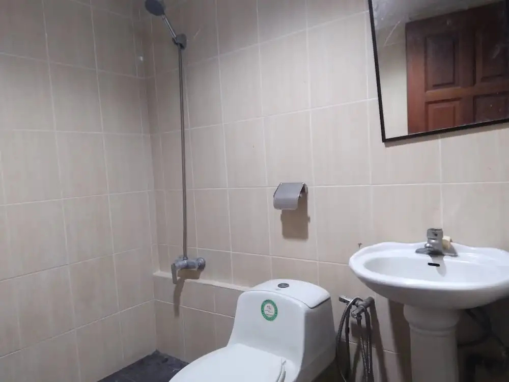 OYO 90376 Centre Point Hotel