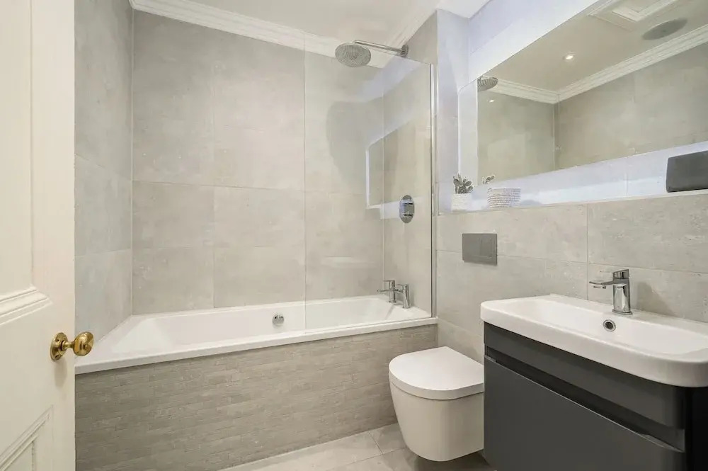 Elegant 3-Bedroom Flat in West End
