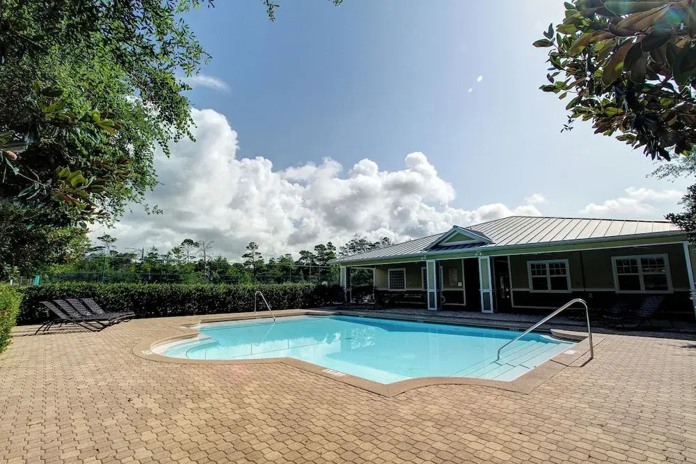 Cute Little Cottage! Perfect Getaway! 2 Pools! Sleeps 4!