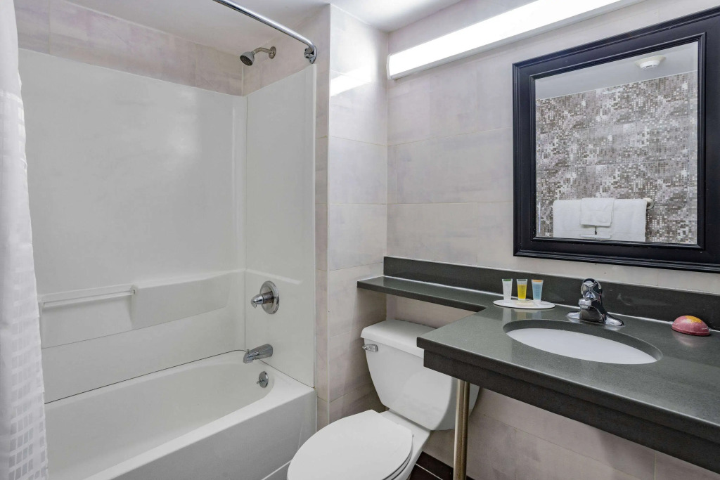 Super 8 by Wyndham Lindenhurst