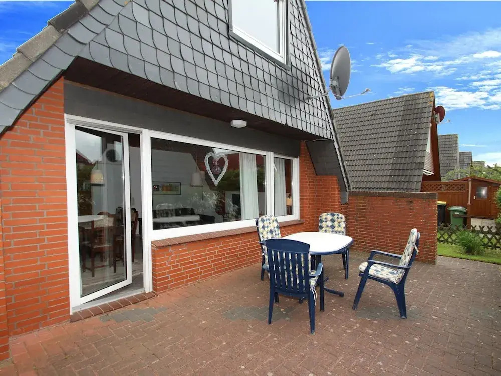 Ferienhaus Toms Hutte mit Terrasse in Dornum