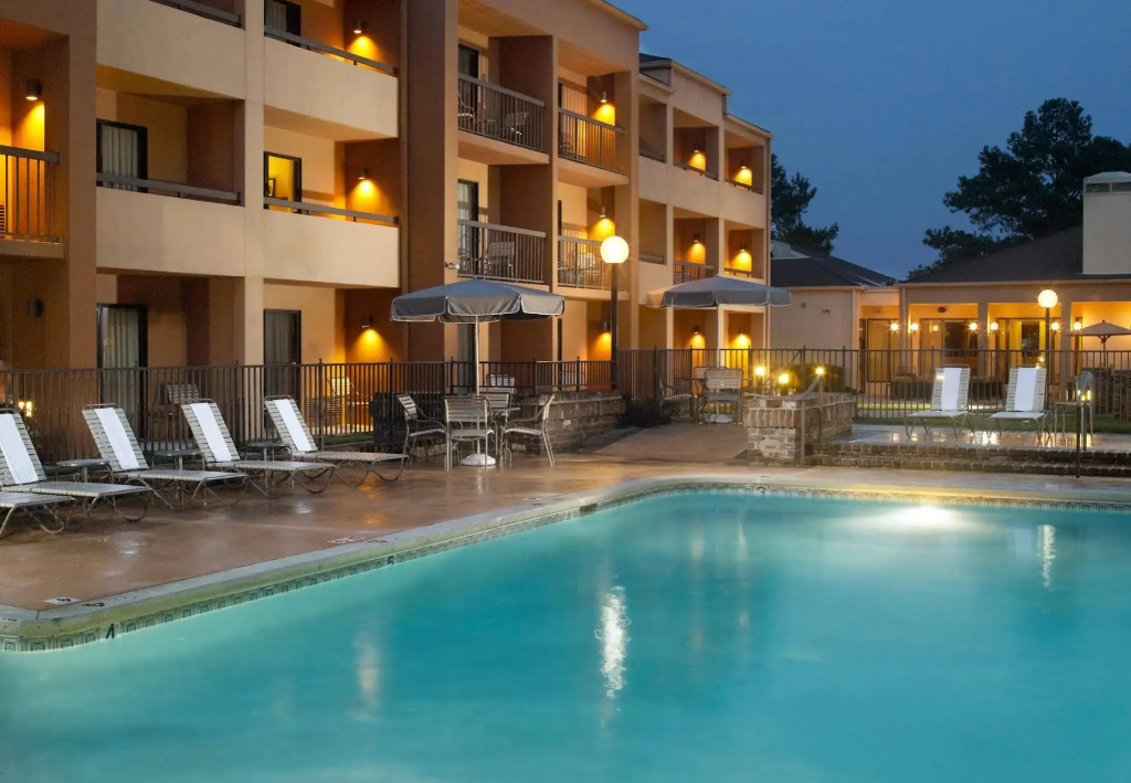 Courtyard by Marriott Savannah Midtown