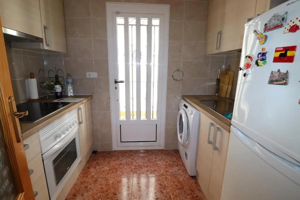 Lovely 2 bedroom house with free parking and pool, near a golf course