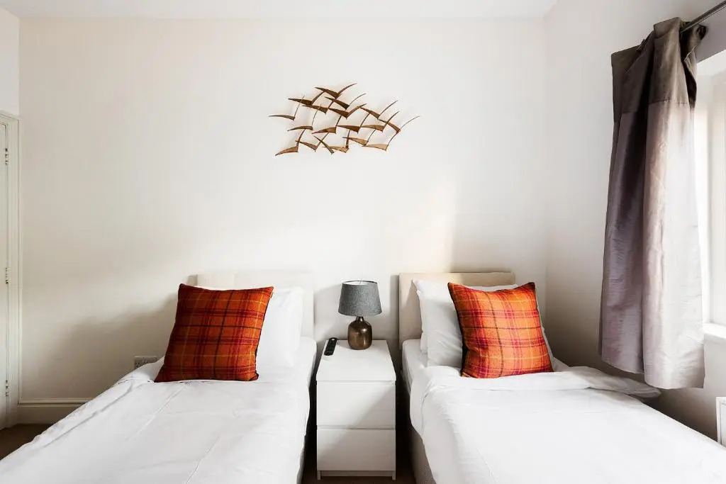 Garden flat near Ealing Broadway