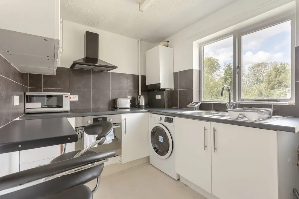 Bright 2 Bedroom Flat in Acton