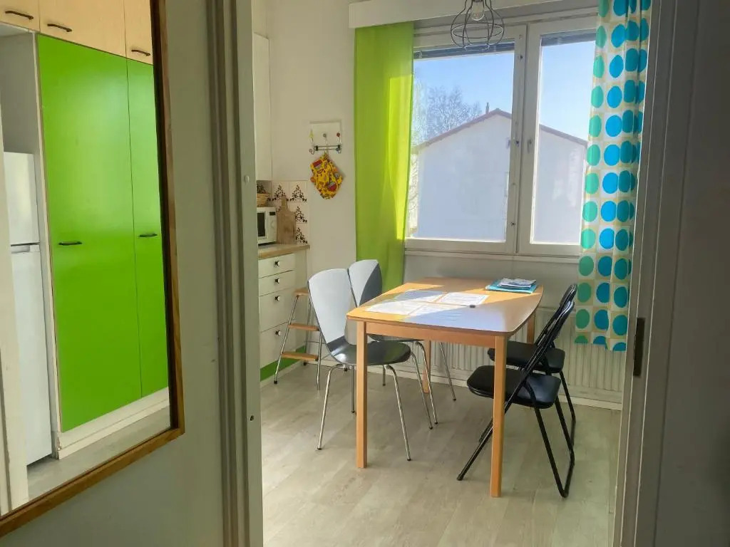 Värikäs puutalokaksio 1-6 hlölle, ilm parkit