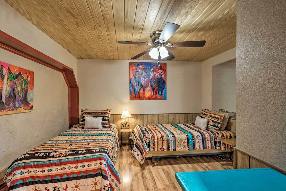 Lavish Ruidoso Condo w/ 2 Private Decks & Hot Tub!