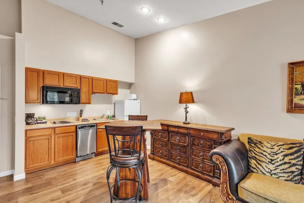 3rd Floor Front Side Penthouse Suite - 303 by Grand Wood Suites