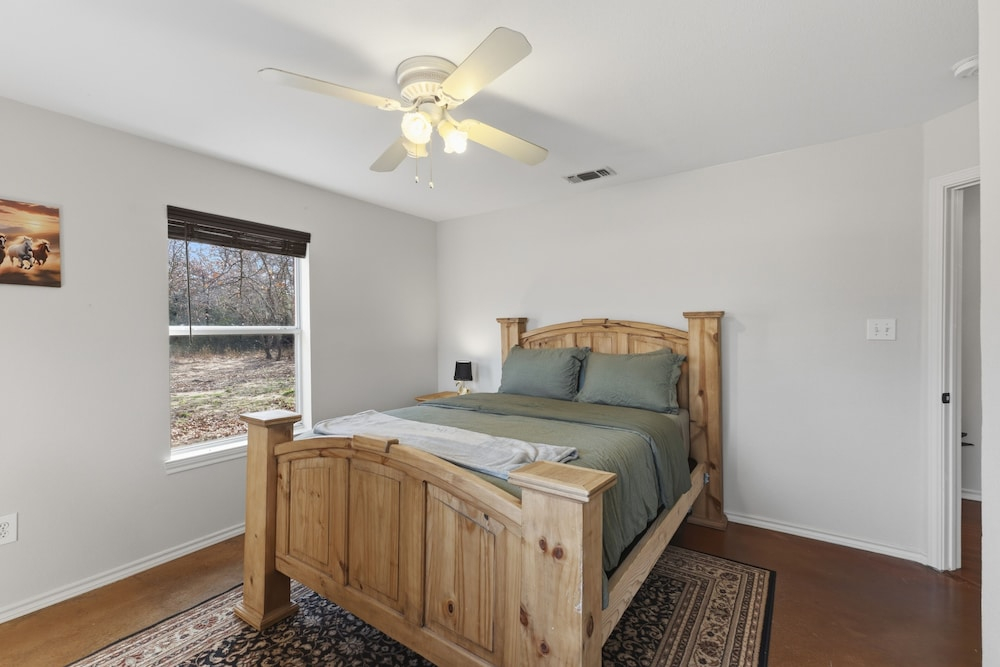 Oakwood Oasis: 1.4 Acres Of Tranquility 6 Bedroom Home