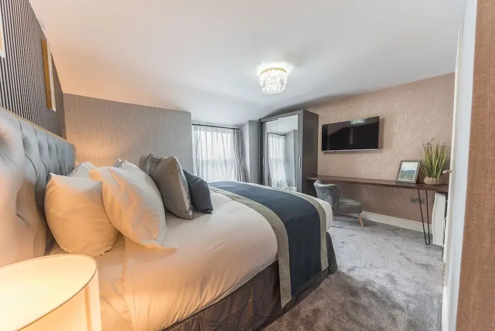 The Old Stamp House Retreat- Three En-suite Bedrooms Central Village Location