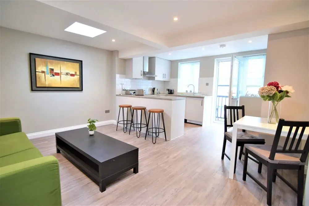 Modern two Bedroom Next TO Brighton Station