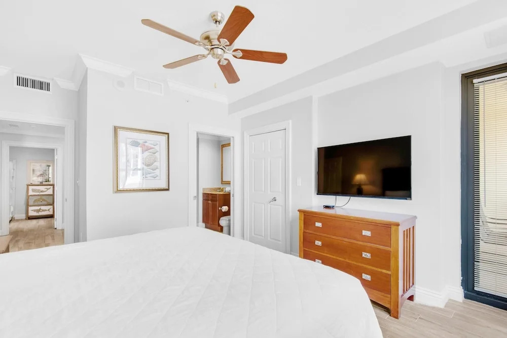 Emerald Grande W222- Rexford's Beach Retreat