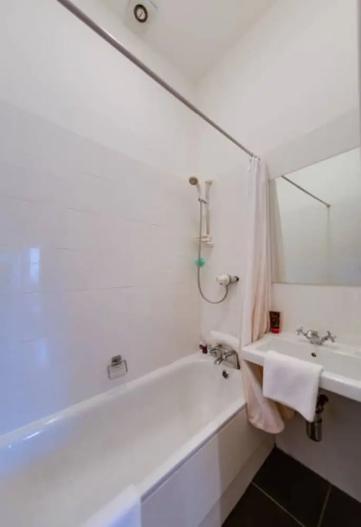 2 Bedroom Apartment With Cinema Screen Sleeps 5