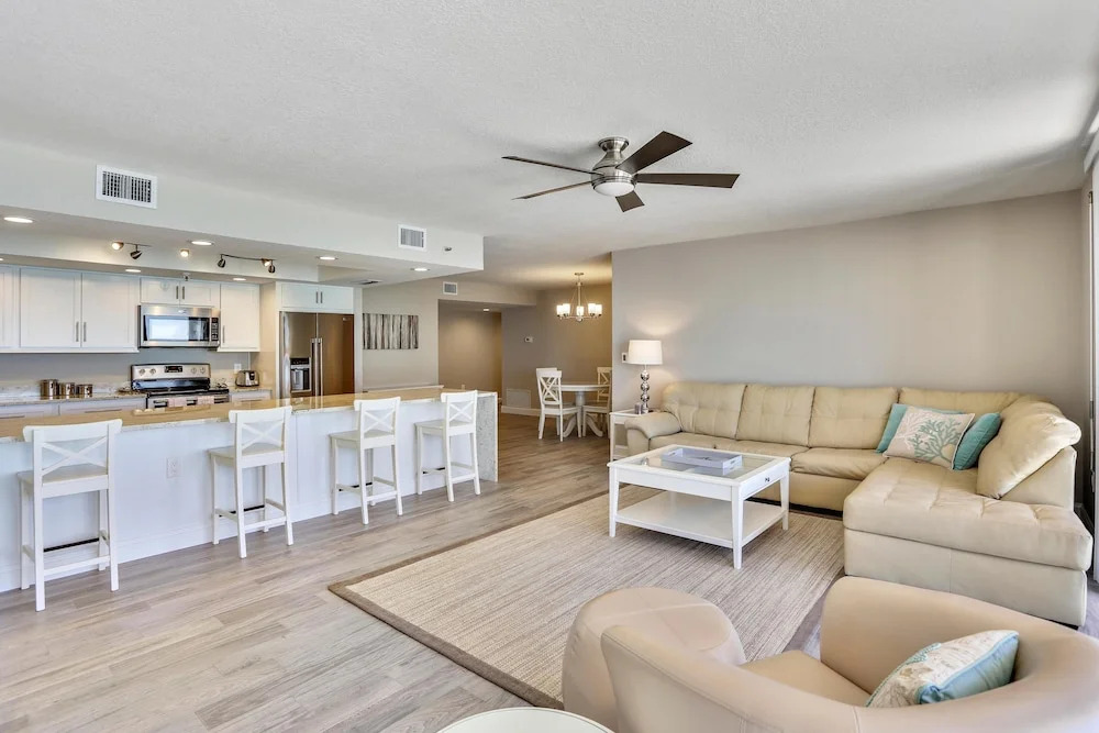 Trillium 4C Beach Front With Private Balcony/updated/pool!