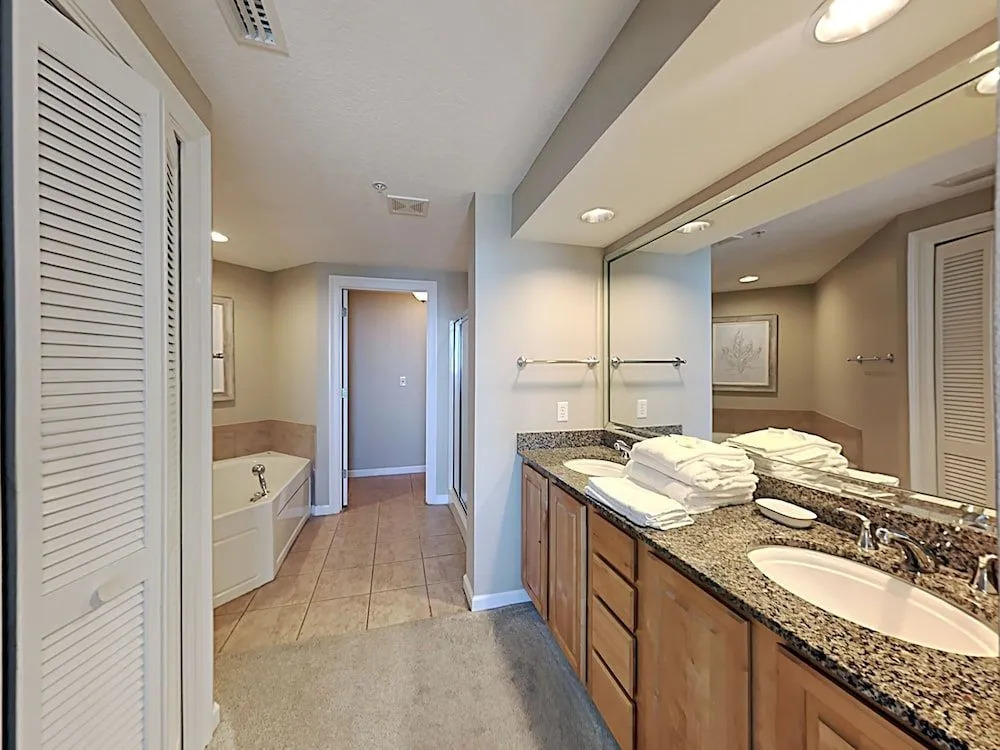 The Colonnades 302