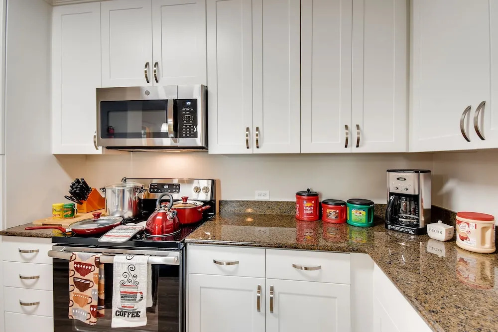 Spectacular Coffee Theme - Fast Wifi - Work Area - 2BR/2.5 Bath - Free Parking! (FV8)