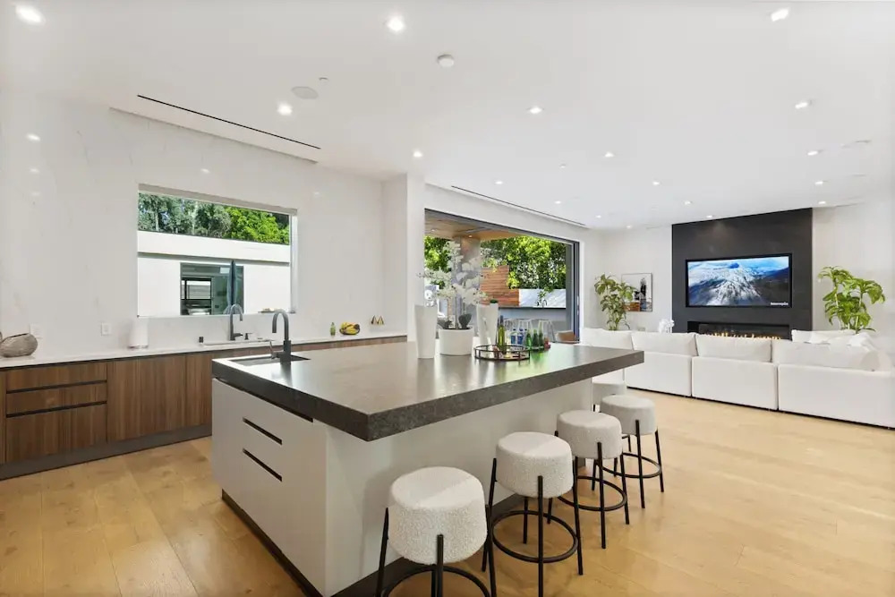 Melvin - Modern Contemporary Estate w/ Backyard + Pool & Spa