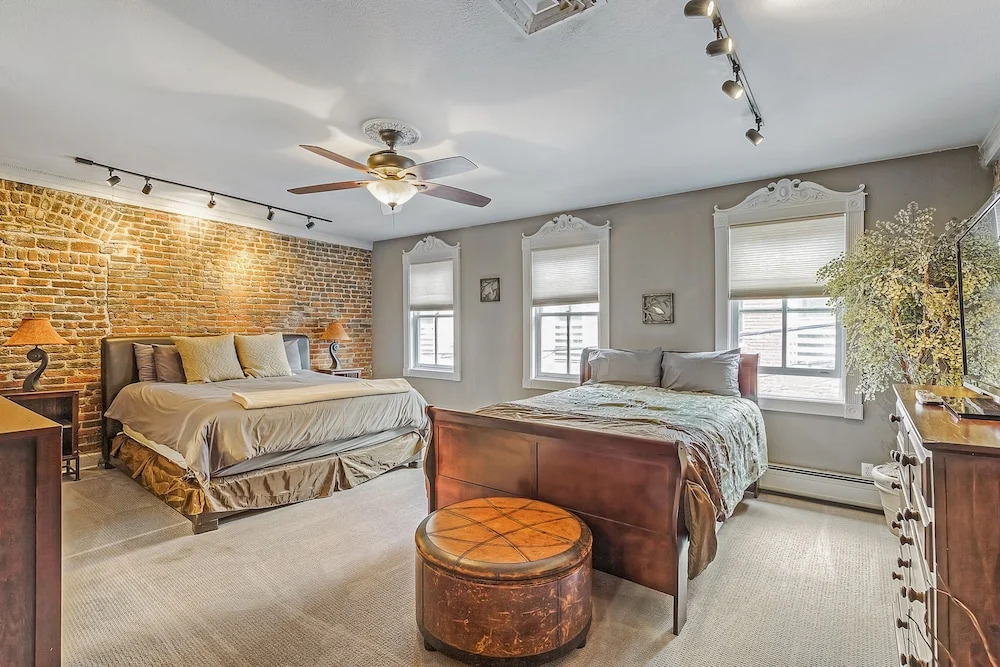 Union Station Loft Downtown Sleeps 10