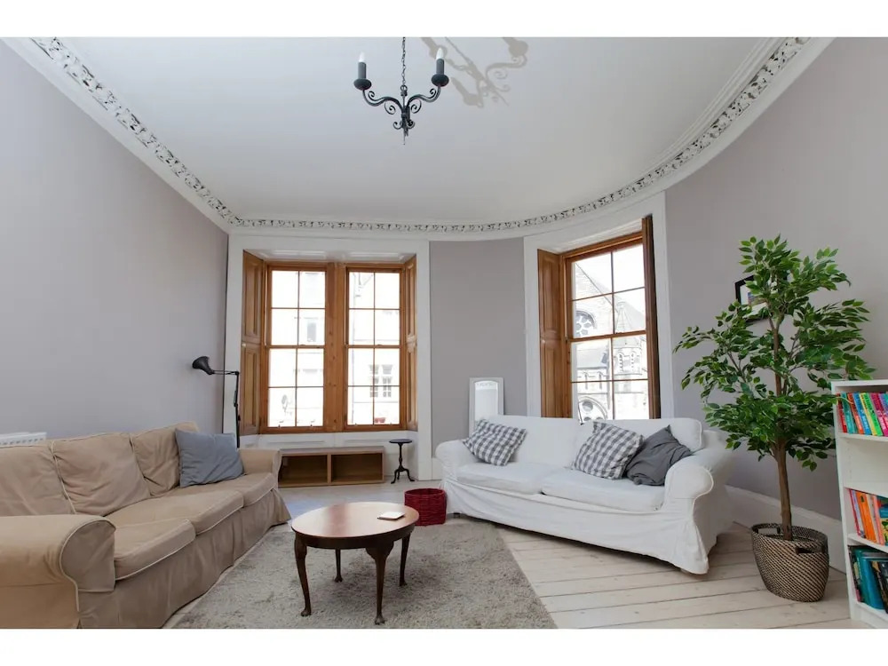 Bright Corner 1BR Tenement Next to Meadows