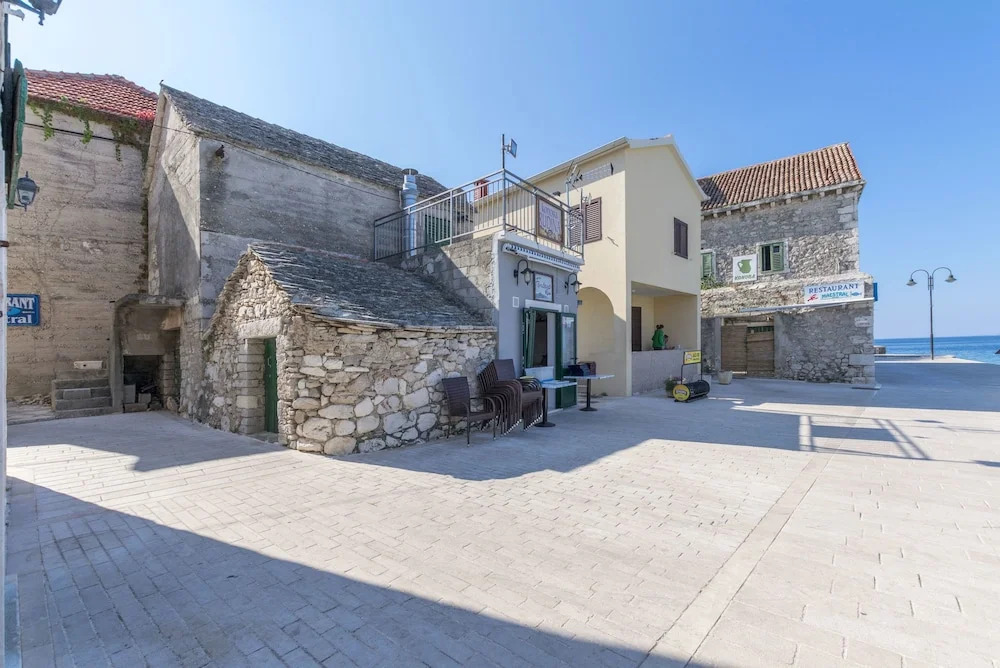 Apartments and Rooms Jakov