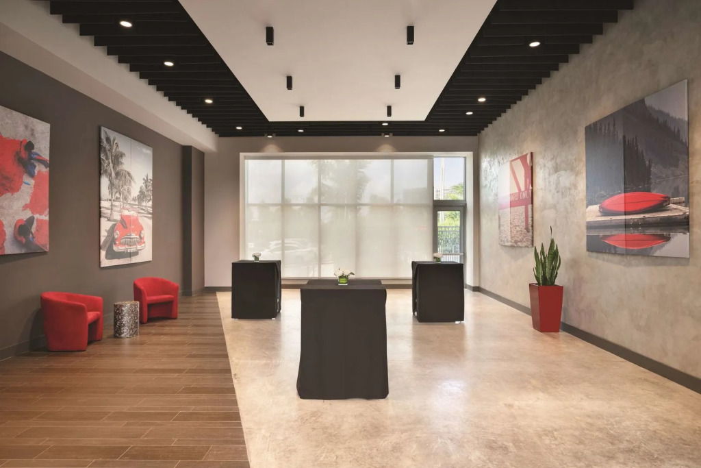 Kompose Boutique Miami Airport