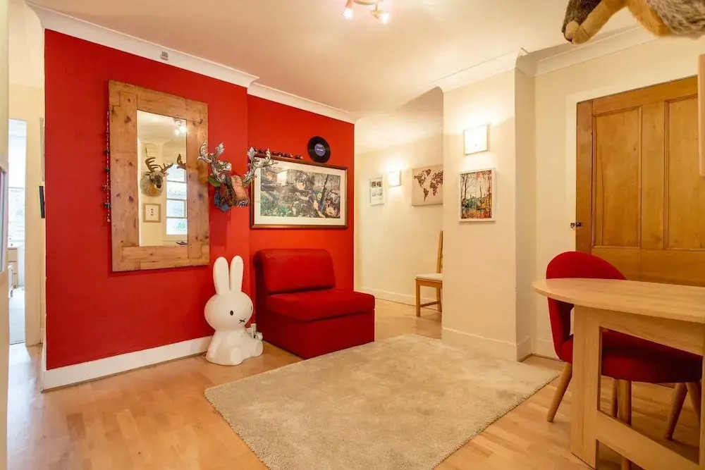 City Centre Main Door Apartment: 5 Mins Walk to Princes St