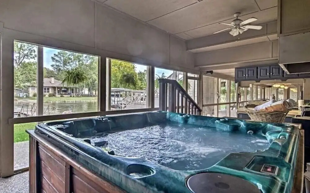 Waterfront Listing - 3 Bedroom 3 Bath on Secluded Private Cove,great Location