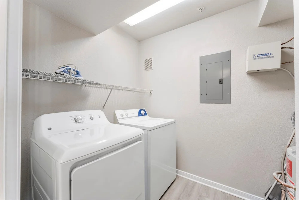 Spacious 2BR King Suites w Pool, Gym, Laundry - Close to Downtown