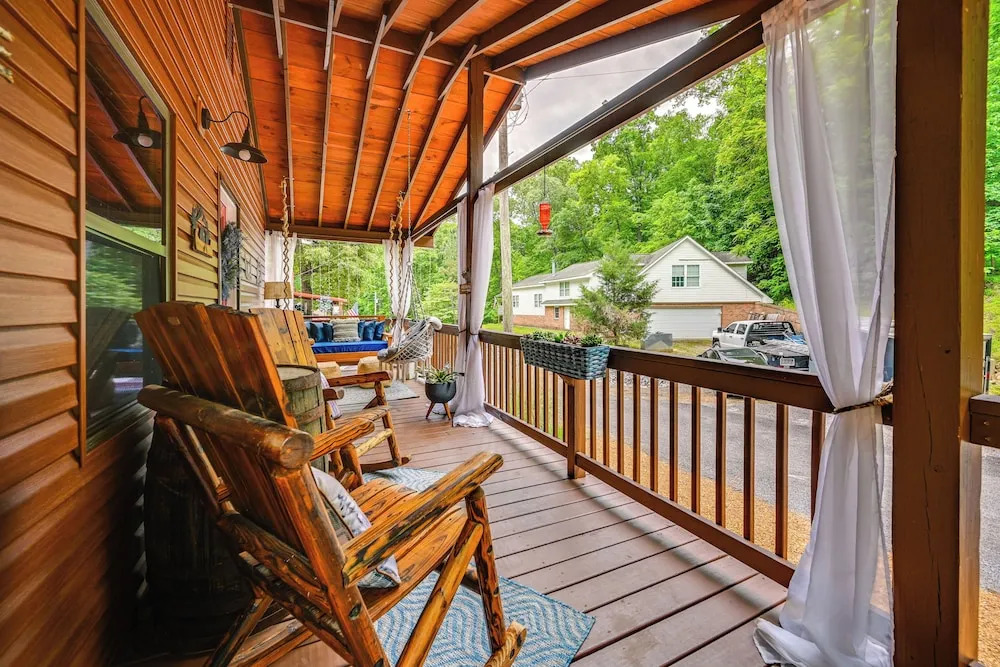 Murray Cabin w/ Hot Tub: Walk to Kentucky Lake!