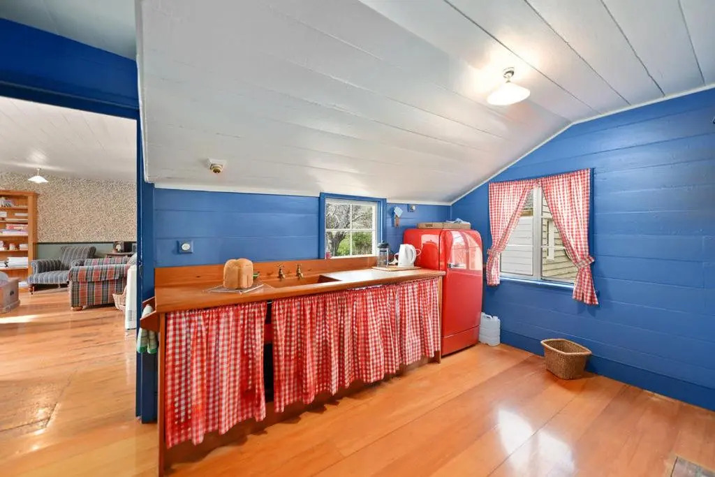 Historic Pavitt Cottage - Robinsons Bay Holiday Home