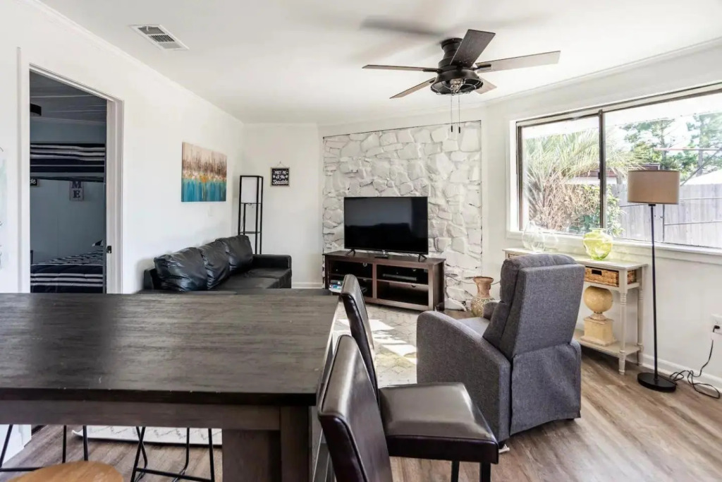 Unique 2 bedroom Home - Walk to Beach