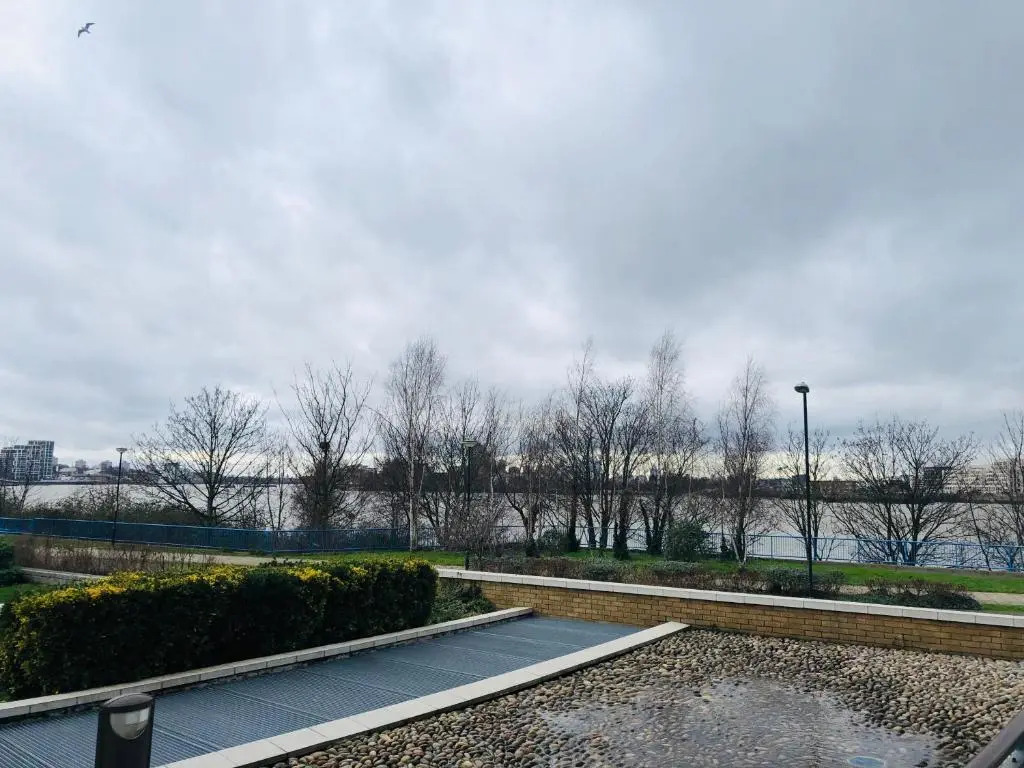 A Modern 2 Bed Luxury Apartment by River Thames
