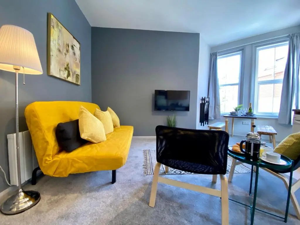 Trendy Stylish Apartment! - 5 Minute Walk to the Best Beach! - Great Location - Parking - Netflix - Fast WiFi - Smart TV - Newly decorated - sleeps up to 6! Close to Bournemouth & Poole Town Centre & Sandbanks