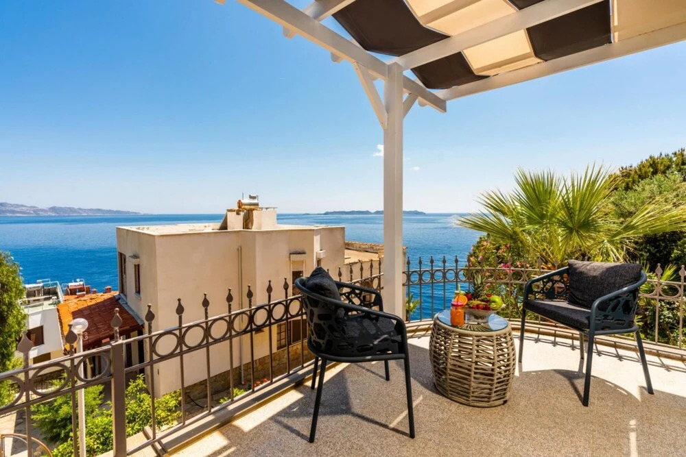 Lovely Flat 300 m to Beach With Shared Pool in Kas